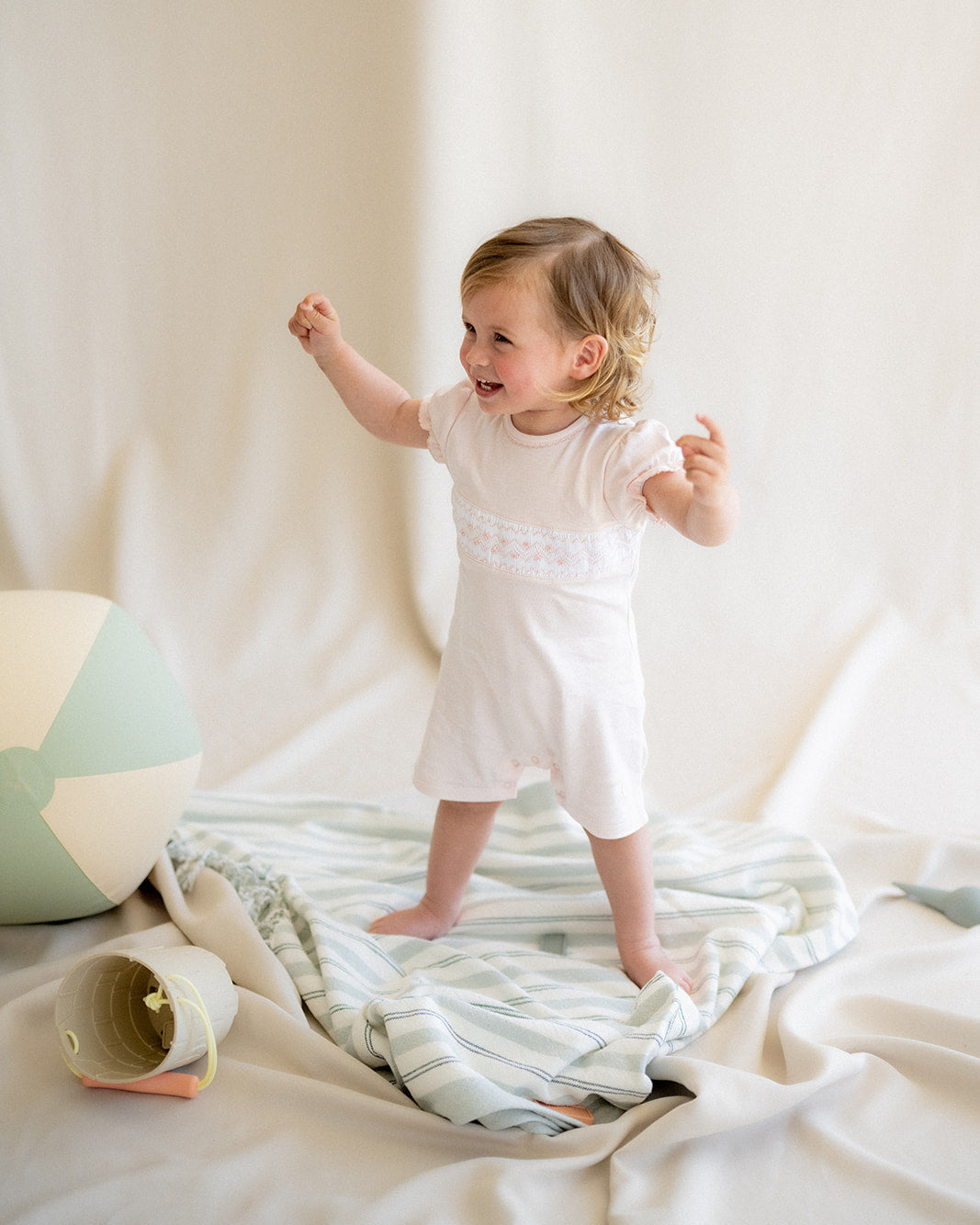 Pyjama bébé court à smocks roses