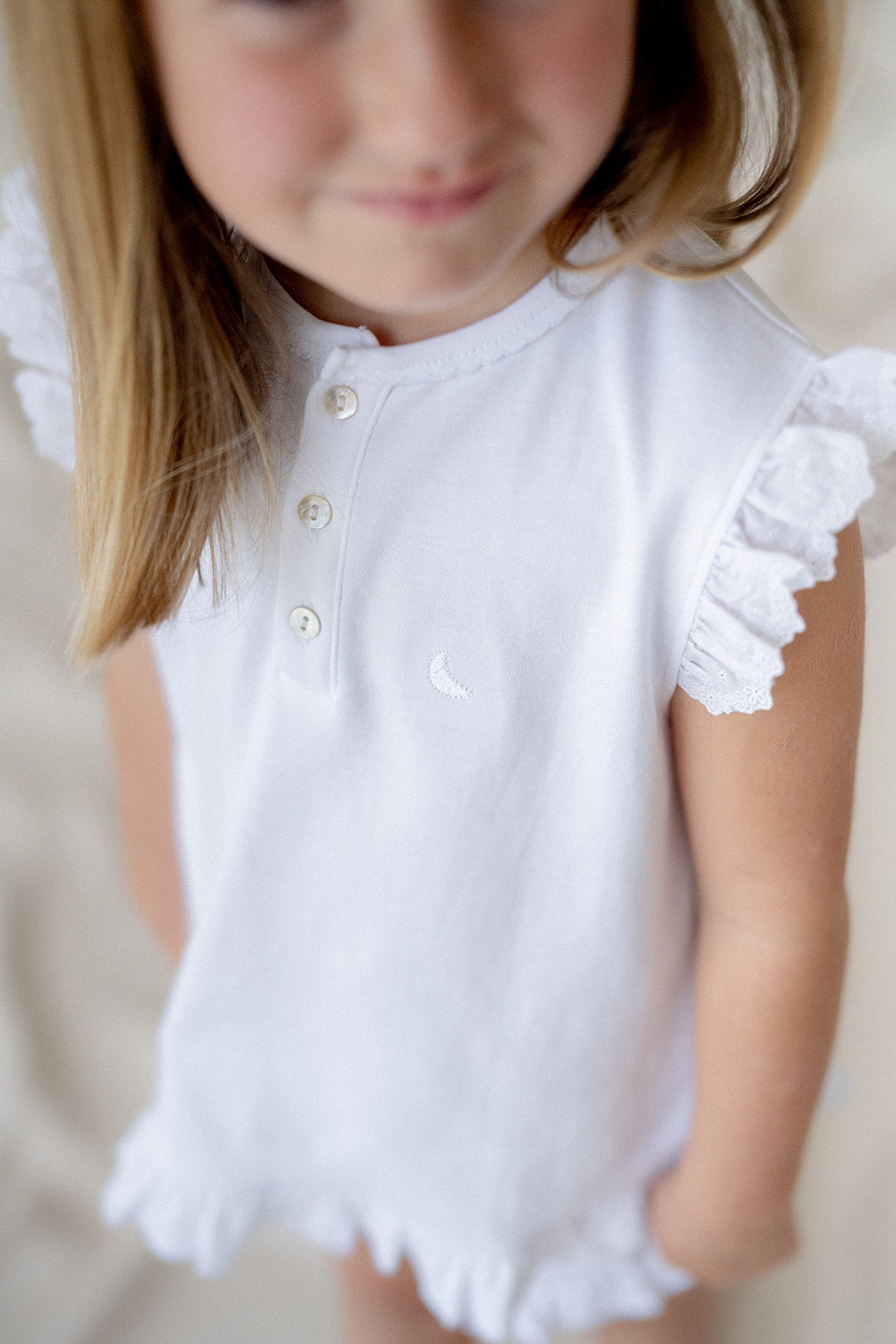 Pyjama enfant à volants et courtes bandes brodées