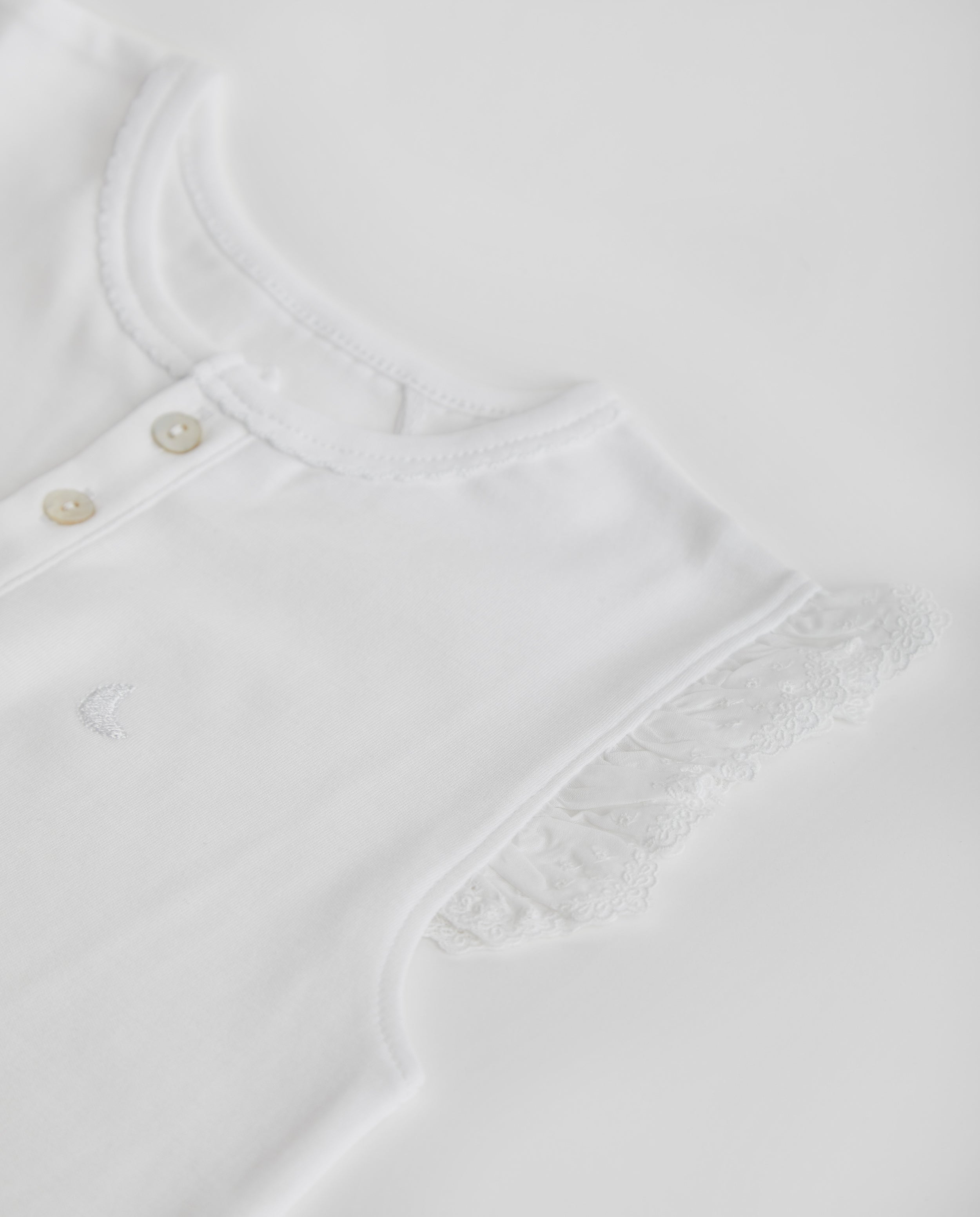 Pyjama enfant à volants et courtes bandes brodées