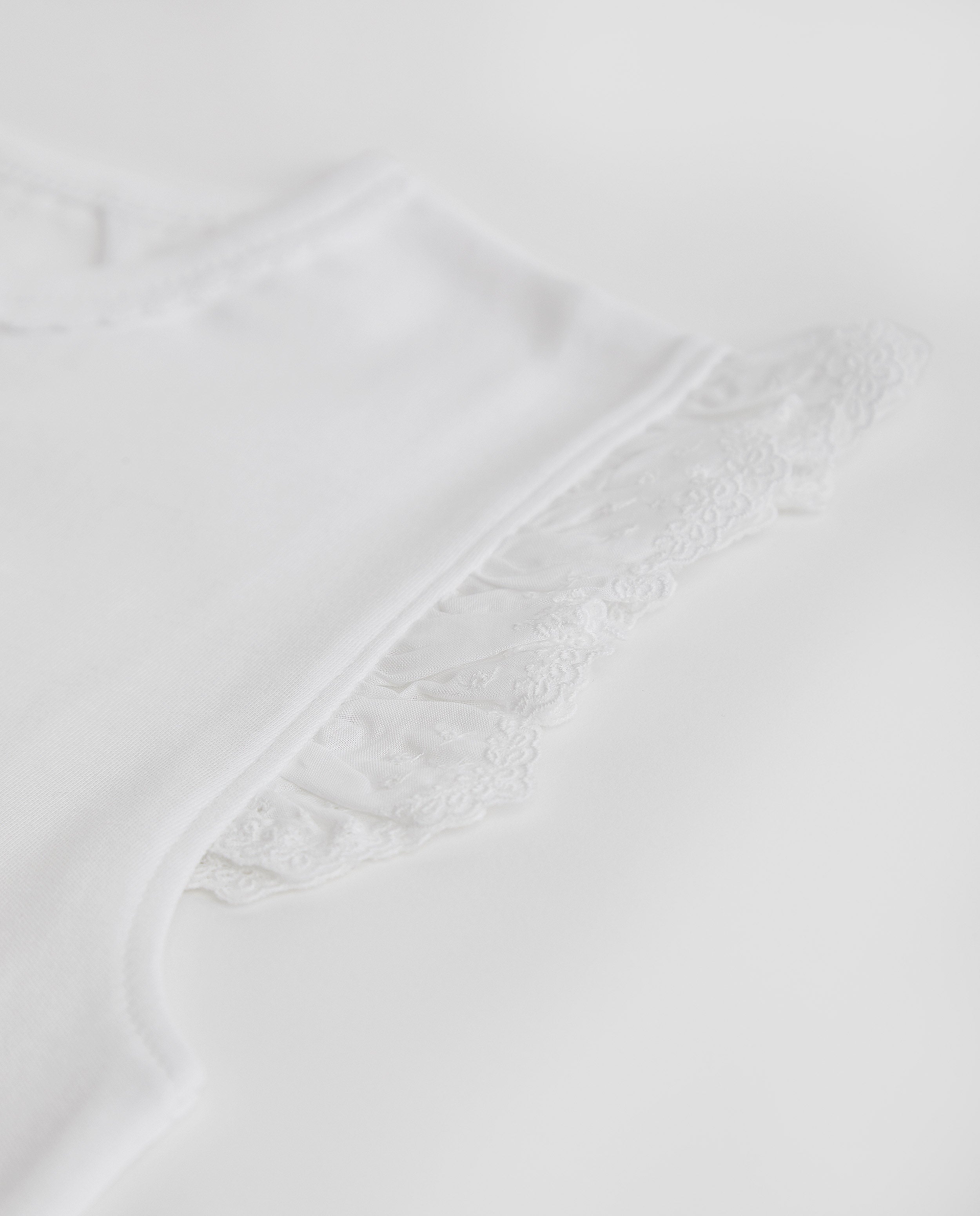 Pyjama enfant à volants et courtes bandes brodées