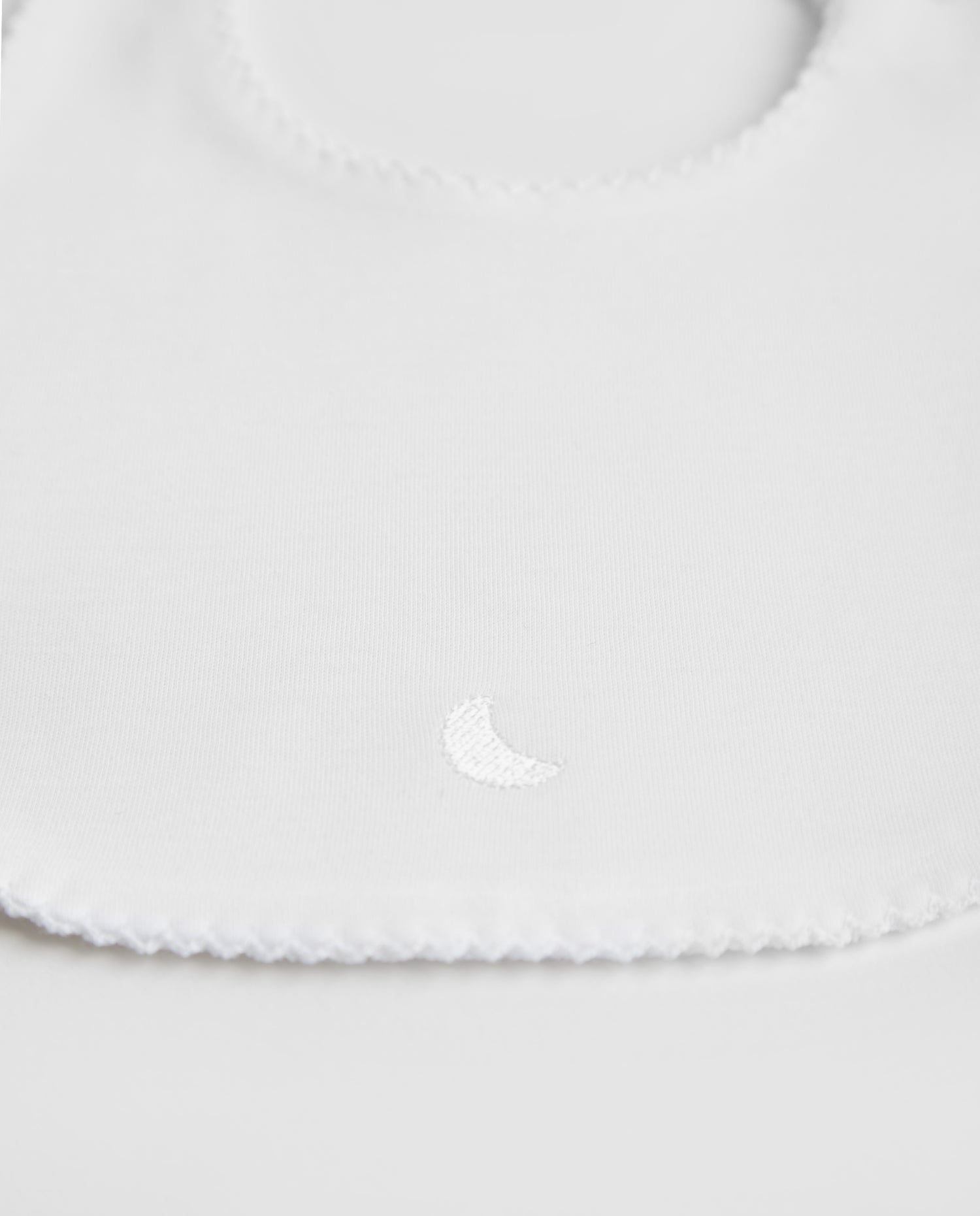 Bavoir blanc