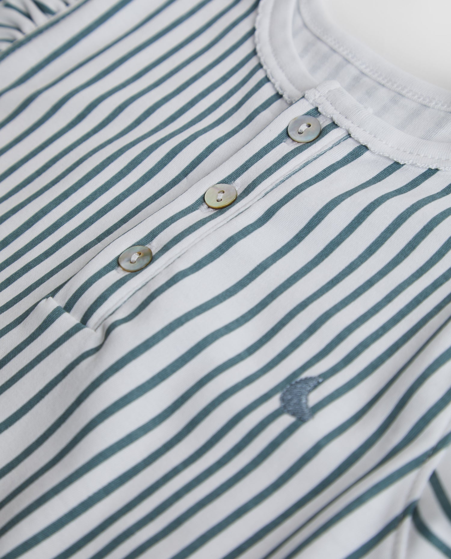 Pyjama à volants et rayures pour enfants