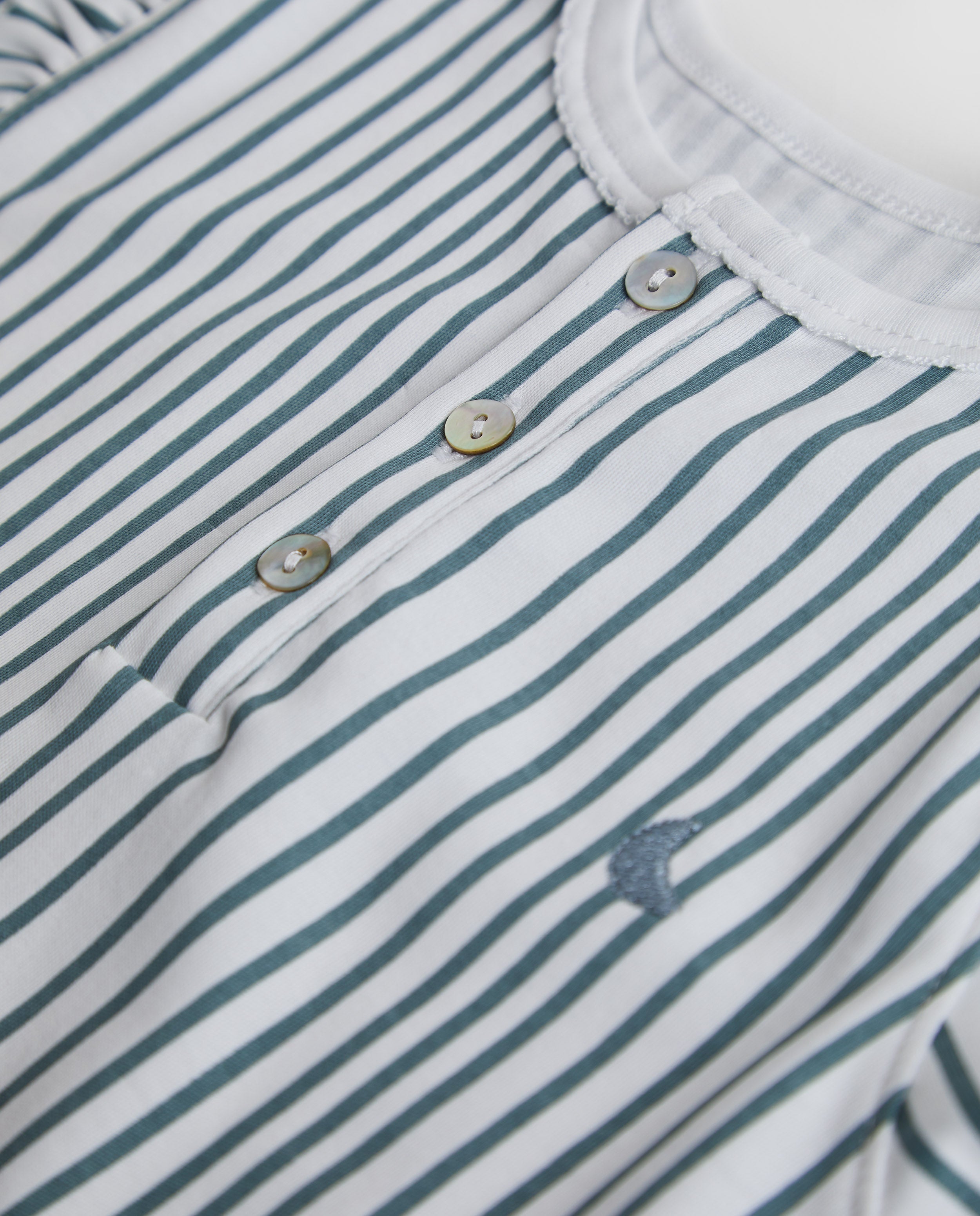Pyjama à volants et rayures pour enfants