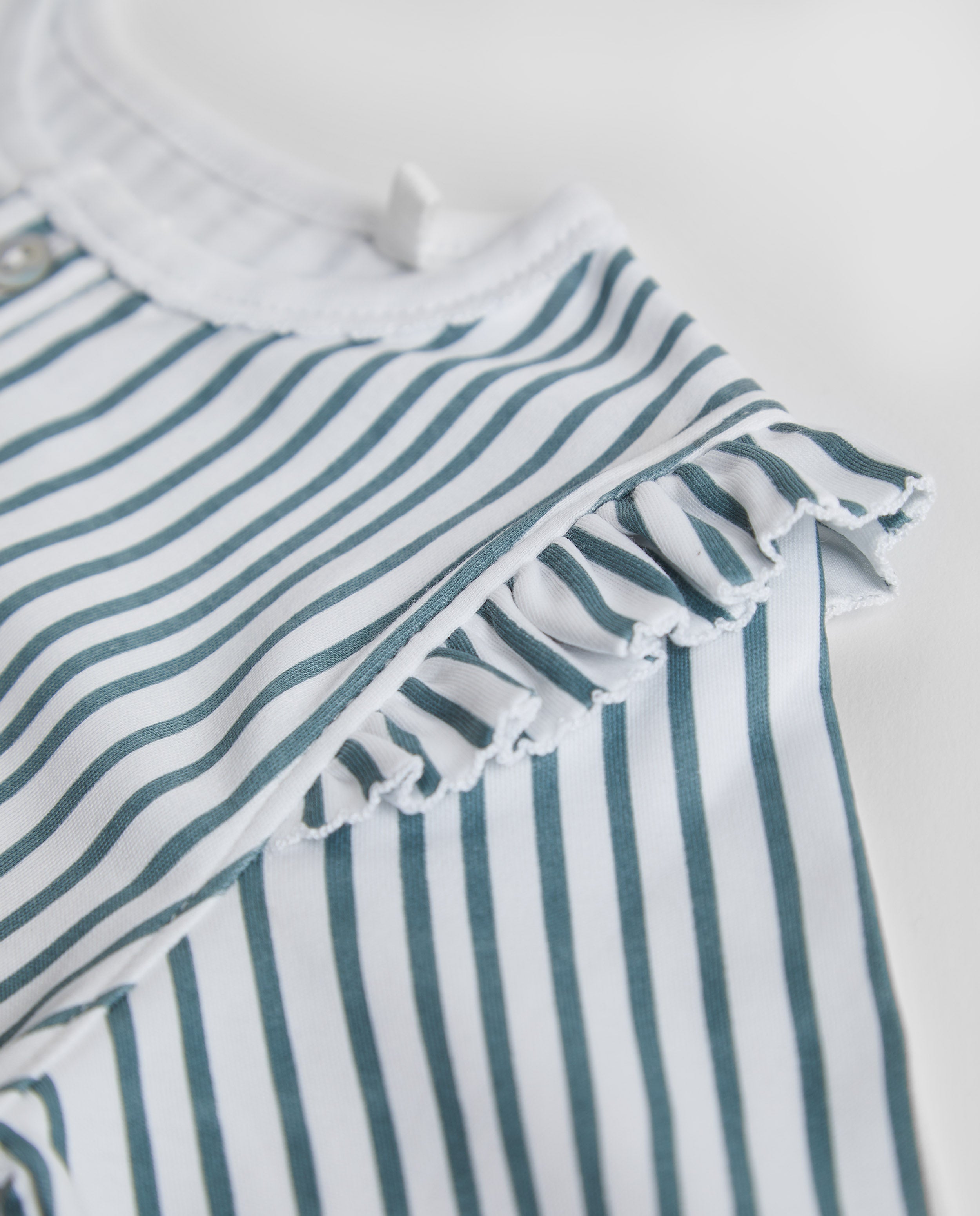 Pyjama à volants et rayures pour enfants