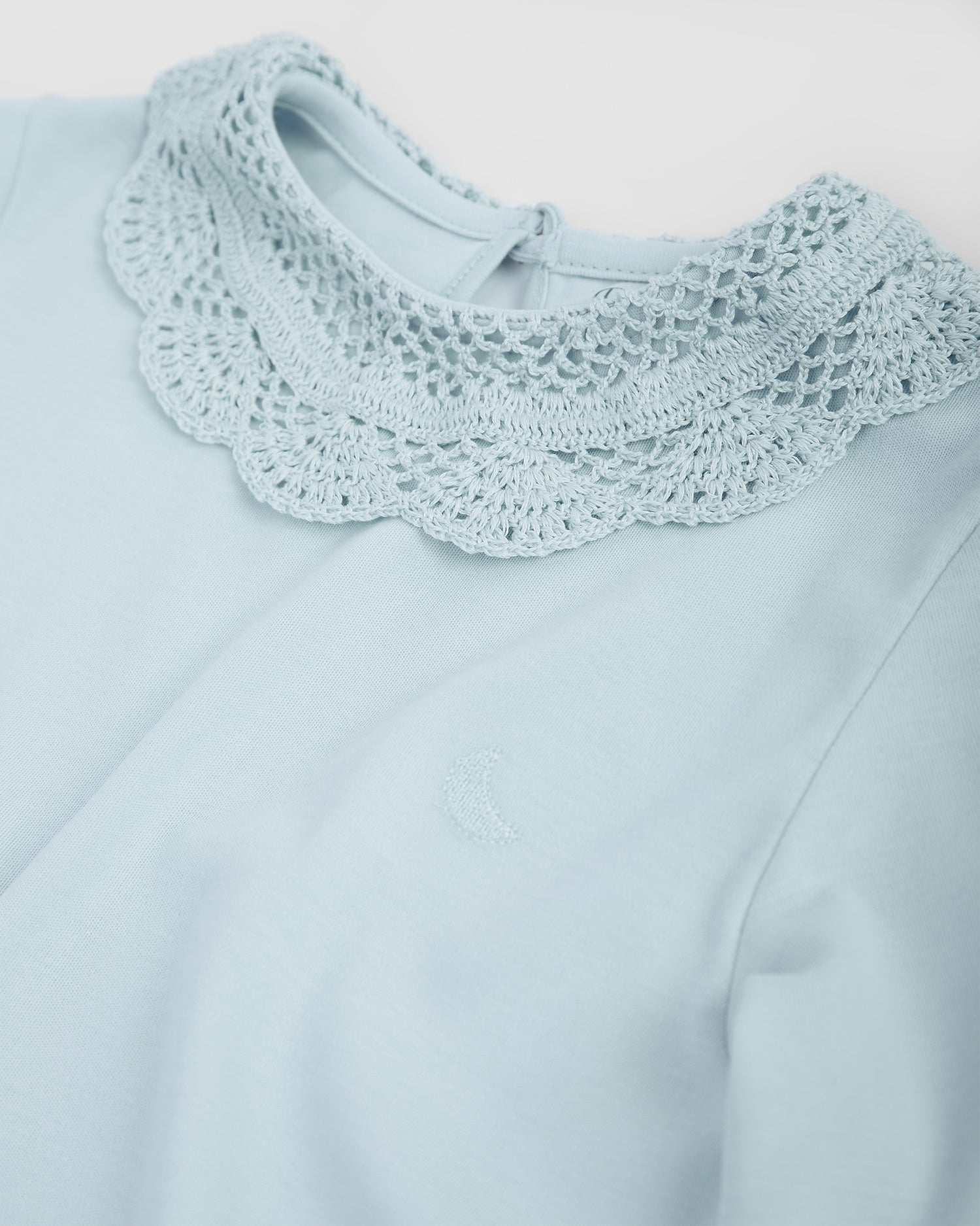 Chemise de nuit bleue à manches longues en crochet pour fille